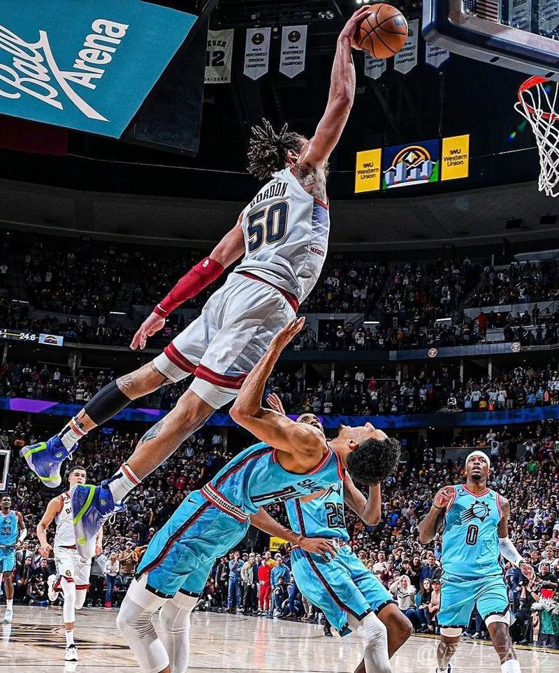 约基奇妙传内线 戈登转身展飞天暴扣 约基奇妙传内线 戈登转身展飞天暴扣